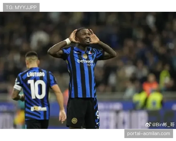 特写：点球罚丢后，国米前锋小图拉姆在球员通道内低头不语